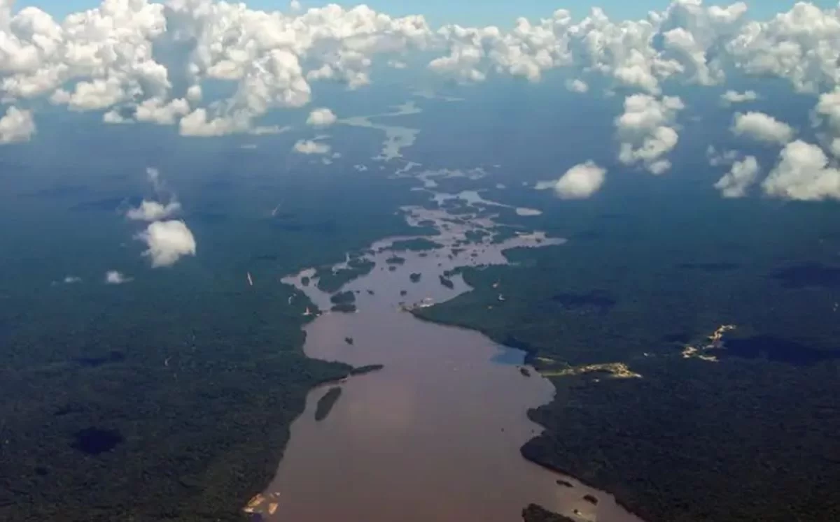 Venezuela X Guiana: Helicóptero militar guianês desaparece após sobrevoar Essequibo Um helicóptero militar que transportava