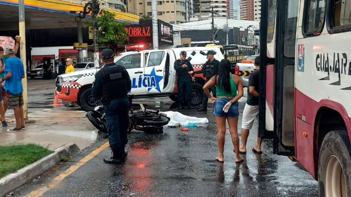 Colisão deixa vítima fatal na Doca. Imagens feitas por moradores mostraram que o caminhão colidiu com a parte traseira do ônibus.