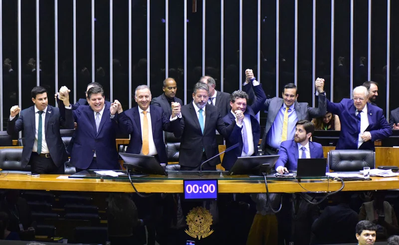 Congresso conclui votação da Reforma Tributária A reforma tributária (PEC 45/19), aprovada pela Câmara dos Deputados, simplifica os impostos