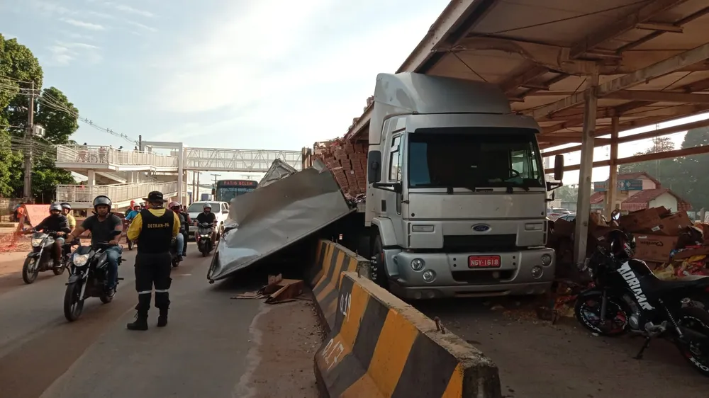 Carreta fica 'prensada' em estação do BRT e tem carga espalhada pela BR-316. Veículo carregava principalmente biscoitos e produtos...