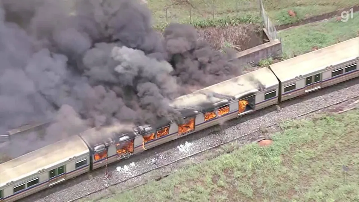 Vagão do metrô pega fogo perto de estação de Águas Claras, no DF. Não havia passageiros no momento do acidente. Serviço...