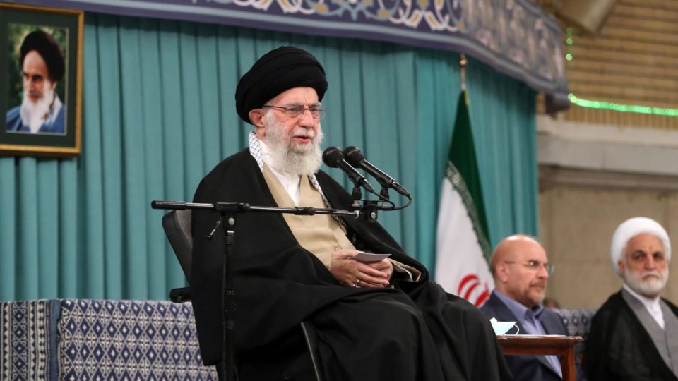 Internacional: Líder supremo do Irã promete 'resposta dura' à explosão que matou 103O líder supremo do Irã, aiatolá Ali Khamenei, prometeu