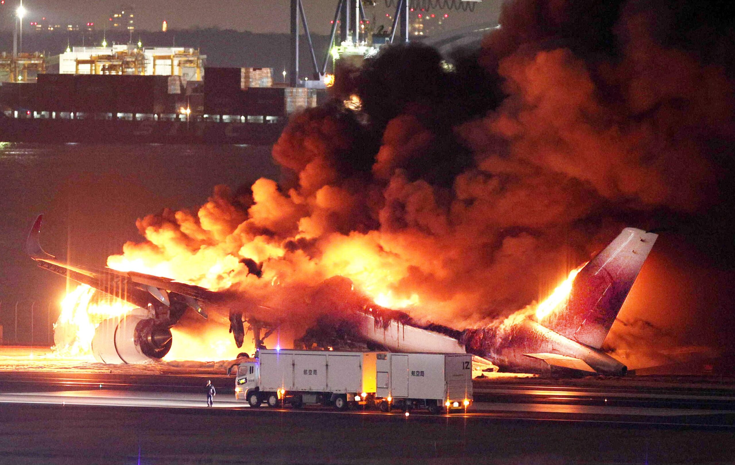 Avião com 379 a bordo bate em outra aeronave e pega fogo em aeroporto no Japão Um avião com 367 passageiros e 12 tripulantes pegou fogo no