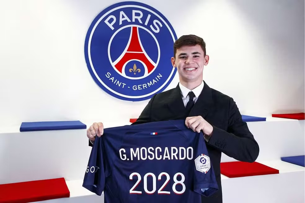 PSG anuncia contratação de Gabriel Moscardo. Volante de 18 anos assina contrato até junho de 2028 e segue emprestado no Timão até meio do ano