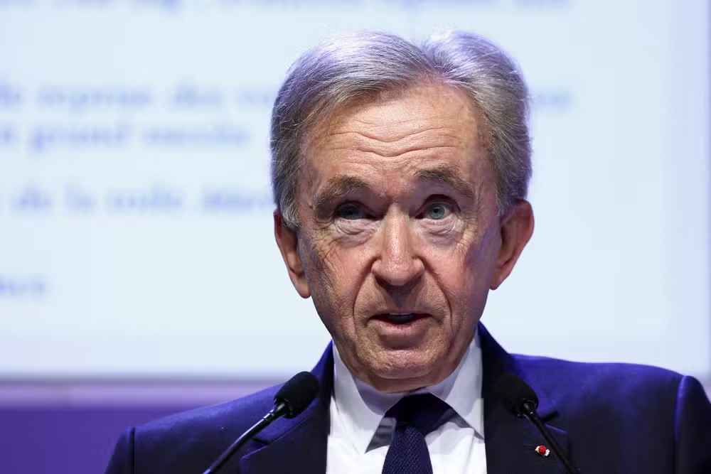 Bilionários trocam de posição e Arnault volta a ser o mais rico do mundo. Fortuna do presidente da Louis Vuitton subiu US$ 23,6...