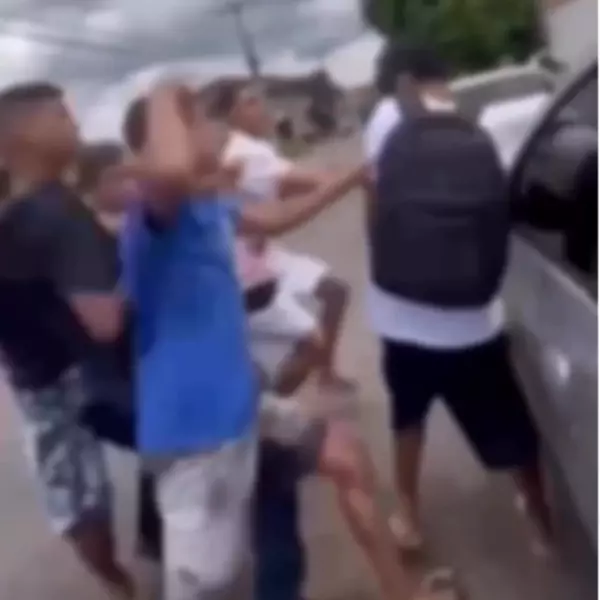 Agressão a adolescente em frente a Escola Veja o Vídeo Um vídeo flagrou o momento em que um adolescente foi agredido na última quinta-feira