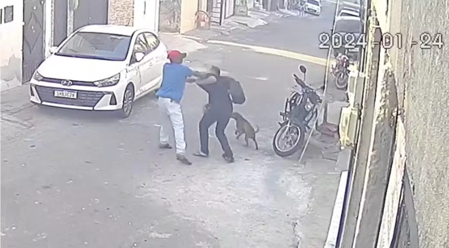 Veja o Vídeo: Homens brigam no meio da rua e se matam com a mesma arma Dois homens, que não tiveram as identidades reveladas, trocaram socos