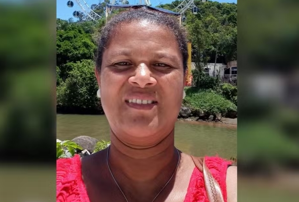 Mulher morta a facadas e criança ferida ao tentar intervir Um homem de 50 anos foi preso suspeito de matar a companheira, de 46 anos, a