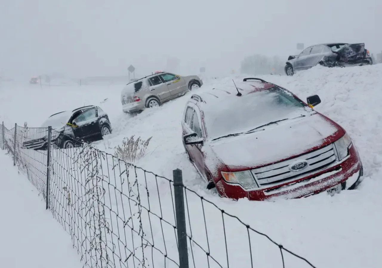 Frio extremo nos Estados Unidos mata 50 pessoas. Desde o dia 12 de janeiro, milhões de pessoas ficaram sem energia e milhares de voos...