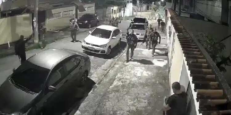 Equipe do BOPE troca tiros com PMs em comunidade do RJ. Unidade de elite faz ação para prender traficantes no Morro Jorge Turco...