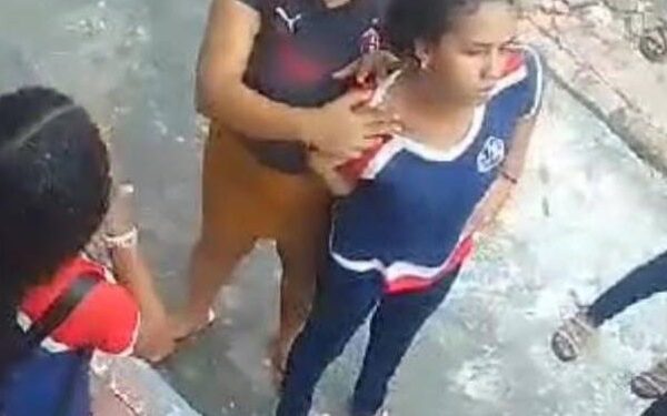 Vídeo mostra Mãe agredindo aluna que brigou com a filha dela em escola do Pará Um vídeo que repercute nas redes sociais, mostra quando