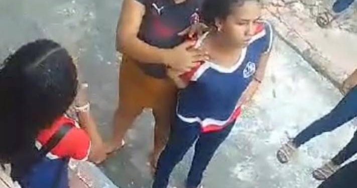 Vídeo mostra Mãe agredindo aluna que brigou com a filha dela em escola do Pará Um vídeo que repercute nas redes sociais, mostra quando