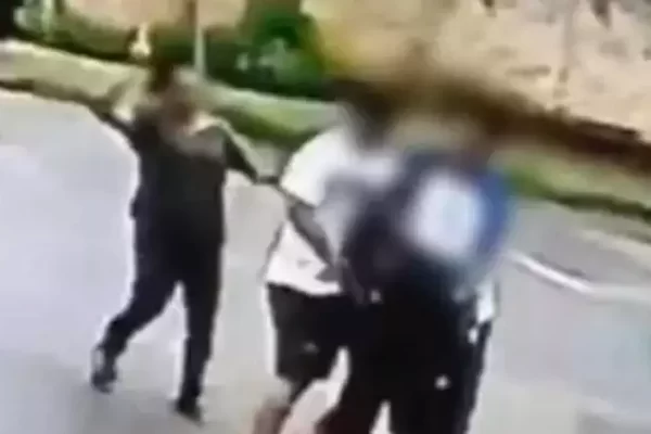 Adolescente é assassinado após briga em jogo online. O caso é investigado pela polícia, que interroga a família suspeita.