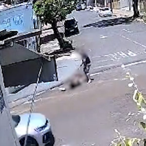 Vídeo: Veja o momento em que homem agride a mulher no meio da rua Câmera de segurança flagra o momento em que um homem agride uma mulher