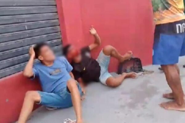 🚨Vídeos mostram bandidos apanhando da população após assaltar um mercadinho Um policial militar que estava de folga prendeu três