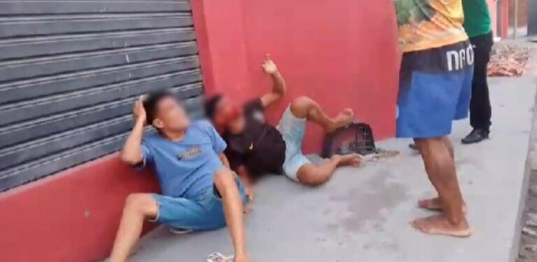 🚨Vídeos mostram bandidos apanhando da população após assaltar um mercadinho Um policial militar que estava de folga prendeu três
