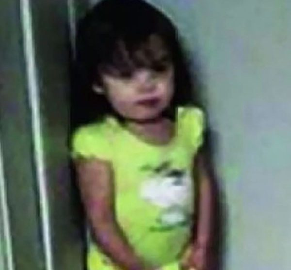 Criança é encontrada concretada e polícia investiga desaparecimento de irmãos O corpo de uma criança foi encontrado envolto