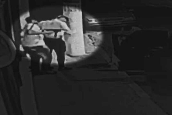 Criminosos com arma semelhante a fuzil rendem pedestre. Vítima foi rendida na Rua Comendador Miguel Calfat na última segunda (26).