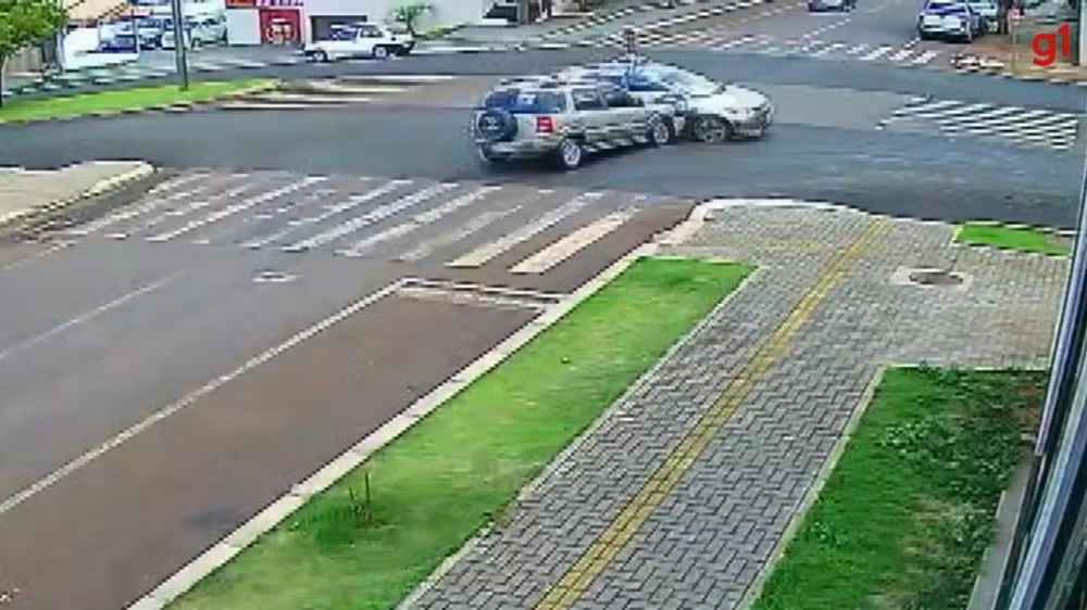 Vídeo: Carro do Google capota após se envolver em acidente. Menino de 10 anos teve ferimentos leves. PM afirma que preferencial é de via...