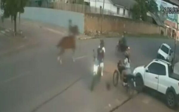 🚨Vídeo registra momento em que cavalo em alta velocidade se choca com motociclista em cruzamento Uma câmera de segurança capturou o momento