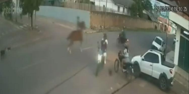 🚨Vídeo registra momento em que cavalo em alta velocidade se choca com motociclista em cruzamento Uma câmera de segurança capturou o momento