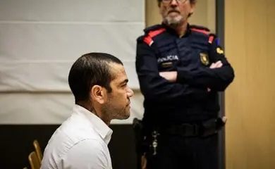 Daniel Alves: Justiça da Espanha dá liberdade provisória a ex-jogador sob fiança de 5,5 milhões de reais O Tribunal de Barcelona concedeu