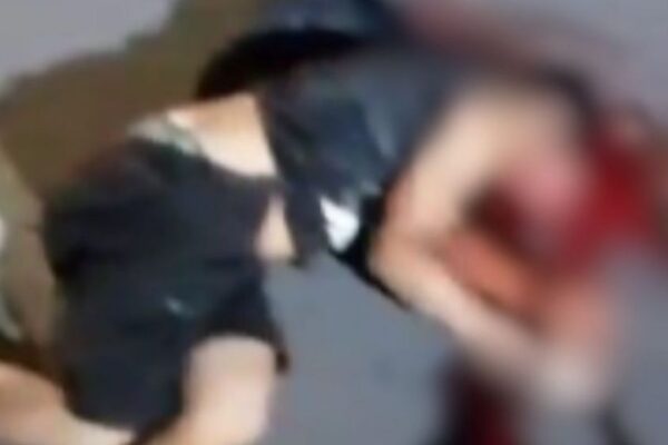 🚨IMAGENS FORTES: Ciclista fica com a cabeça esmagada após colidir com ônibus Um micro-ônibus alternativo, conhecido popularmente