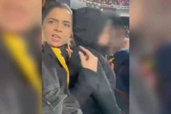 Vídeo: brasileira flagra criança chamando Vini Jr. de macaco durante o jogo Em sua volta ao estádio Mestalla, onde vivenciou um episódio de inúmeras ofensas racistas vindo de muitos torcedores do Valencia presentes em maio de 2023, Vinicius Junior foi mais uma vez atacado e o caso acabou sendo flagrado no último sábado, 2. A brasileira Anna Anjos, que estava presente na partida dos Los Murciélagos contra o Real Madrid, filmou o exato momento no qual uma criança chama o atacante brasileiro de ‘mono’, ou macaco em espanhol.