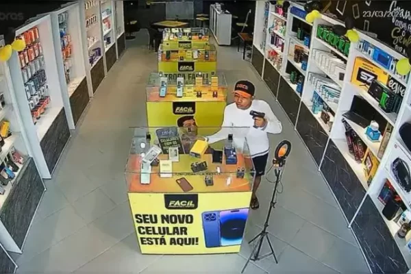 Vídeo: homem é baleado durante assalto a loja. A ação criminosa, executada por dois indivíduos, foi minuciosamente capturada...