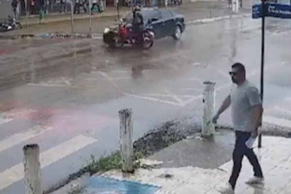 Carro avança sinal vermelho e motociclista é arremessada de veículo. Vítima foi socorrida, mas não foi divulgado o estado de saúde dela...