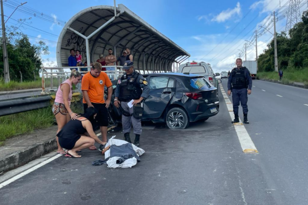 O motorista de app perde o controle do veículo em alta velocidade, bate em um canteiro e morre. De acordo com testemunhas, o homem...