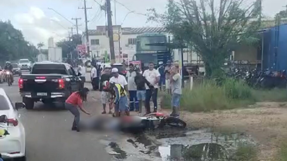 Vídeo: duas pessoas morrem em acidente de motocicleta. Um acidente envolvendo uma motocicleta deixou duas vítimas na manhã deste...