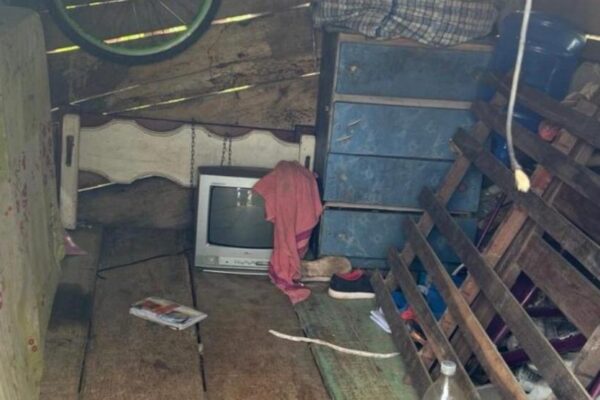 Menino é encontrado em cárcere privado dentro de galinheiro "pedia água e socorro" No domingo (3) vizinhos encontraram um menino de 12 anos