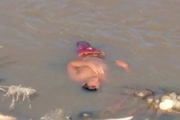 Vídeo: "morto" acorda após resgate de bombeiros. Corpo de Bombeiros da Bahia recebeu o chamado para retirar o corpo de um homem...