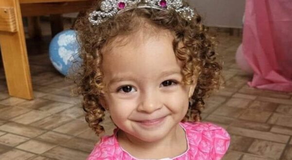 Tragédia: Menina de 3 anos morre após beber soda cáustica Uma menina de apenas três anos morreu, na terça-feira (26), após acidentalmente