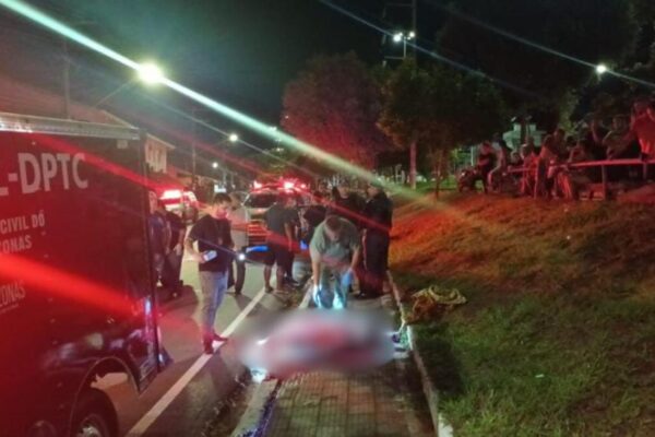 🚨Vídeo Forte: Homem tem a cabeça estourada a tiros Aderman Soares da Silva, 45, foi executado com cinco tiros na cabeça na noite