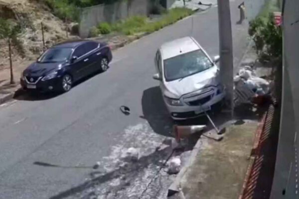 Gari é atropelado por carro sem motorista em BH. Câmera de segurança filmou o momento em que trabalhador...