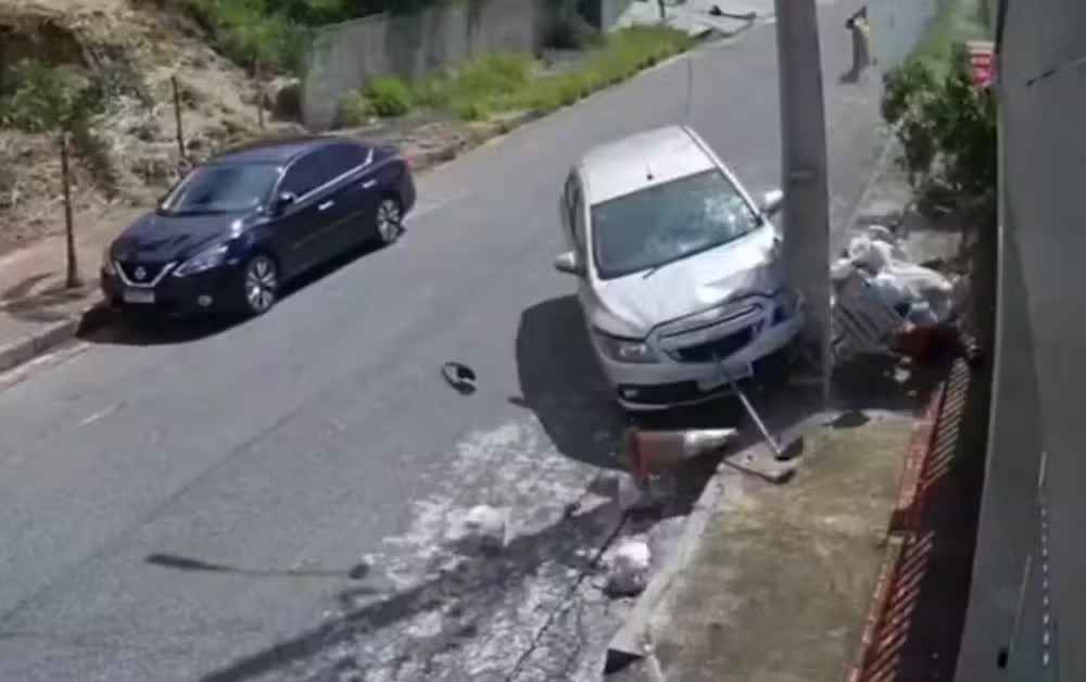 Gari é atropelado por carro sem motorista em BH. Câmera de segurança filmou o momento em que trabalhador...