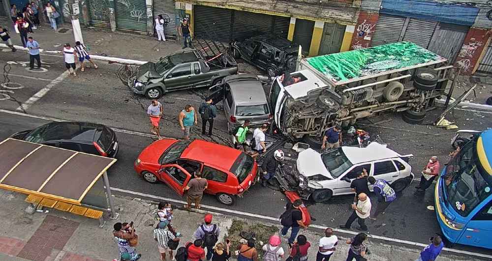 Grave acidente deixa 8 feridos em Niterói. Alguns dos feridos estão sendo levados para o Hospital Estadual Azevedo Lima.