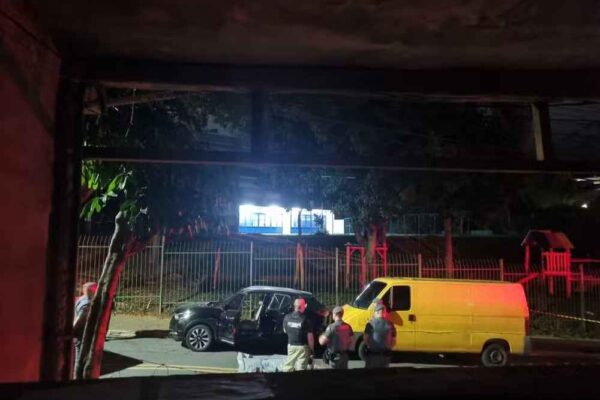 Médico morre após ser baleado na cabeça em tentativa de assalto. Psiquiatra de 35 anos foi abordado dentro do carro por três criminosos.