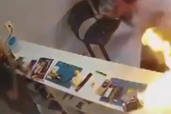 🚨Vídeo: celular explode em loja de conserto e assusta clientes de São Miguel do Guamá no Pará O flagrante de um celular explodindo em