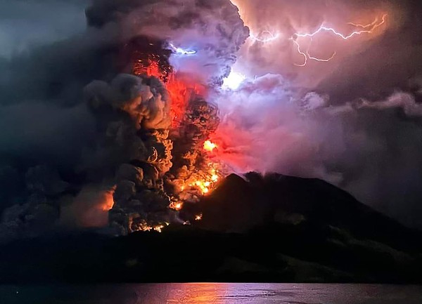 'Chuva de lava' : Indonésia realiza evacuação de 11 mil pessoas após erupção de vulcão e alerta de tsunami A erupção de um vulcão