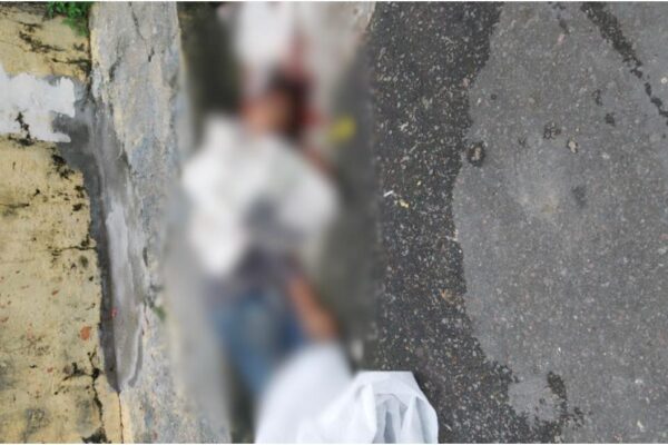 Morador de rua é executado enquanto almoçava na calçada Sem identificação e em situação de rua, um homem foi morto a tiros na hora em que