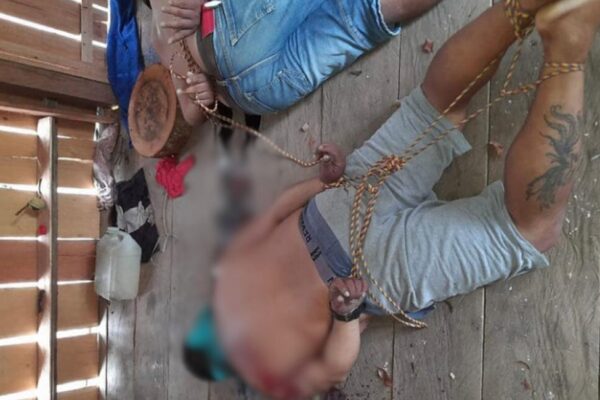 Brutal: Homens são torturados e encontrados mortos com mãos amarradas Dois homens, ainda não identificados, foram encontrados mortos e com