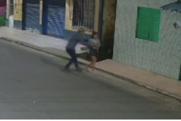 🚨Vídeo Mostra momento que estuprador agarra menina de 12 anos na rua e leva para o beco; ele foi preso Uma câmera de segurança registrou