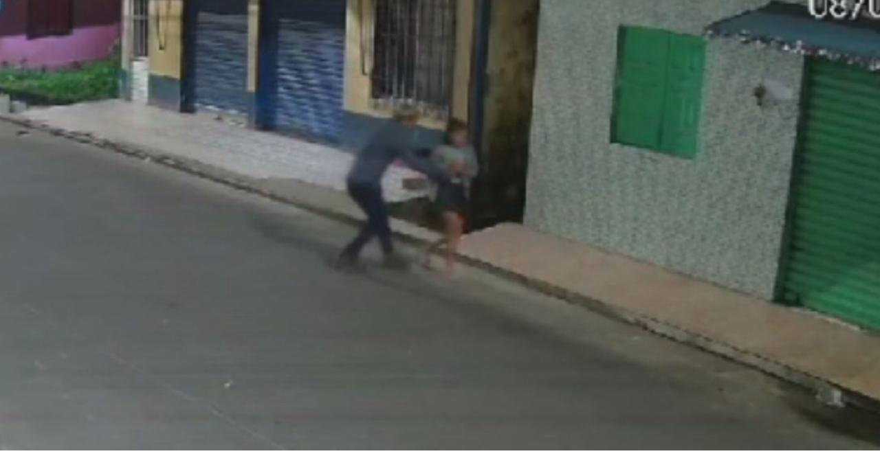 🚨Vídeo Mostra momento que estuprador agarra menina de 12 anos na rua e leva para o beco; ele foi preso Uma câmera de segurança registrou