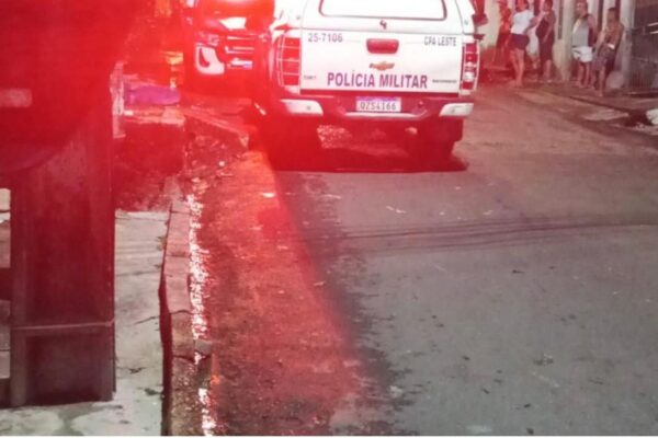 Após bebedeira mulher morre degolada pelo próprio cunhado Uma mulher identificada como Andrea Cristina Espírito Santo Costa Marizeiro