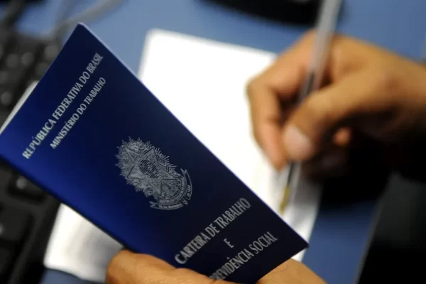 IBGE: Desemprego sobe a 7,9% no trimestre terminado em março A taxa média de desemprego no Brasil subiu a 7,9% no trimestre encerrado em