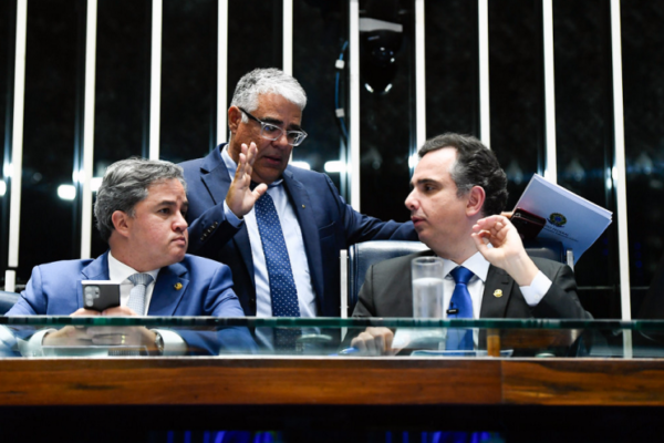 Senado aprova PEC das Drogas em resposta ao STF O Senado aprovou hoje, em primeiro e segundo turno, a PEC (proposta de emenda à Constituição)