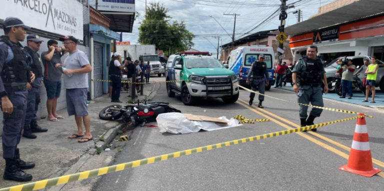 Imagens fortes: Mulher morre após caminhão passar por cima dela e o marido; Vídeo. Em um acidente de trânsito, uma joven de 25 anos...
